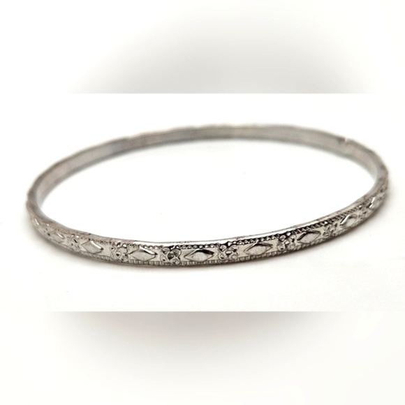 ๐ข3/$19๐ข Carved Design Silver Tone Bangle Bracelet - Picture 4 of 4